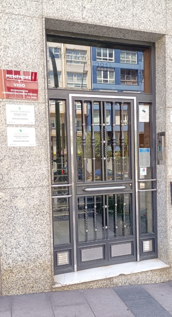 Entrada del consultorio en Ronda de Outeiro, A Coruña